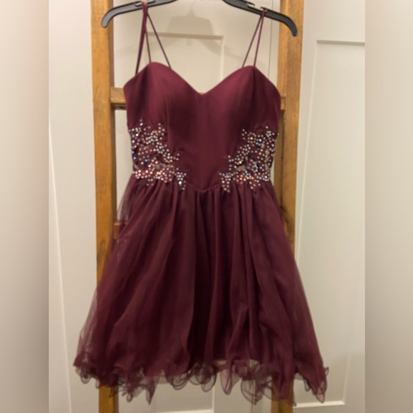 Short formal Juniors Size 5 “Blondie” dress, Wine color - Picture 3 of 12